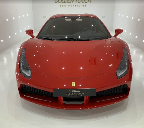 Ferrari rojo detallado en Golden Touch Málaga